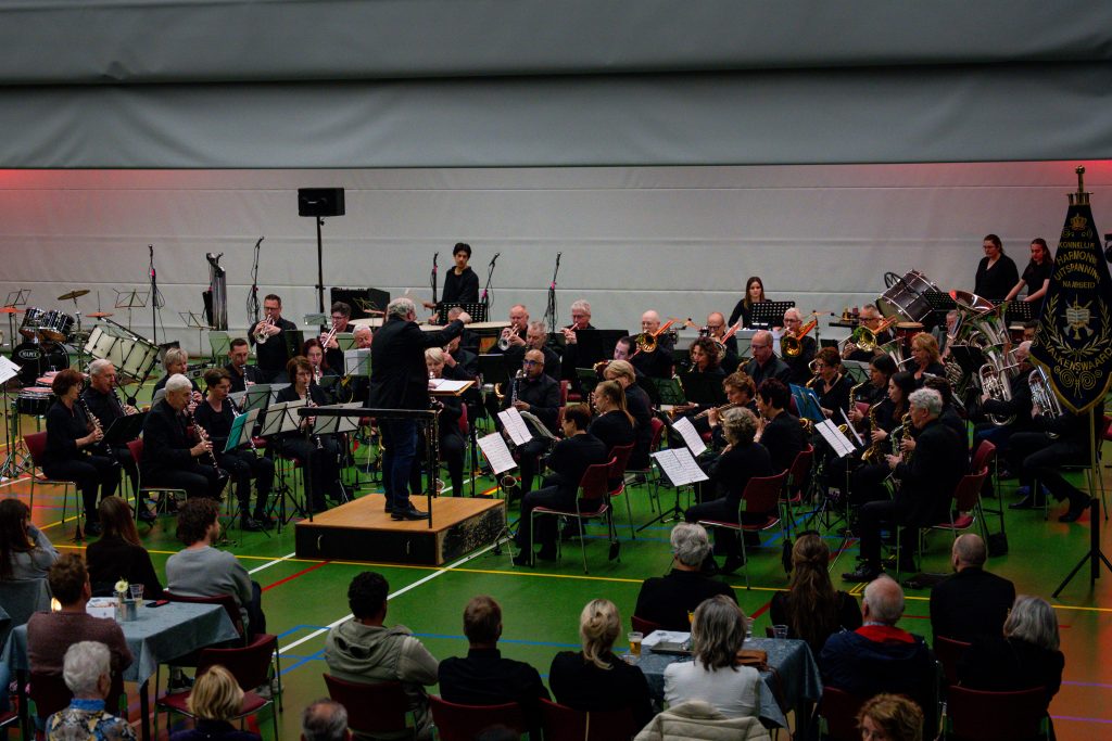 Groot Orkest Koninklijke Harmonie UNA in sporthal de Belleman voorjaarsconcert 2024